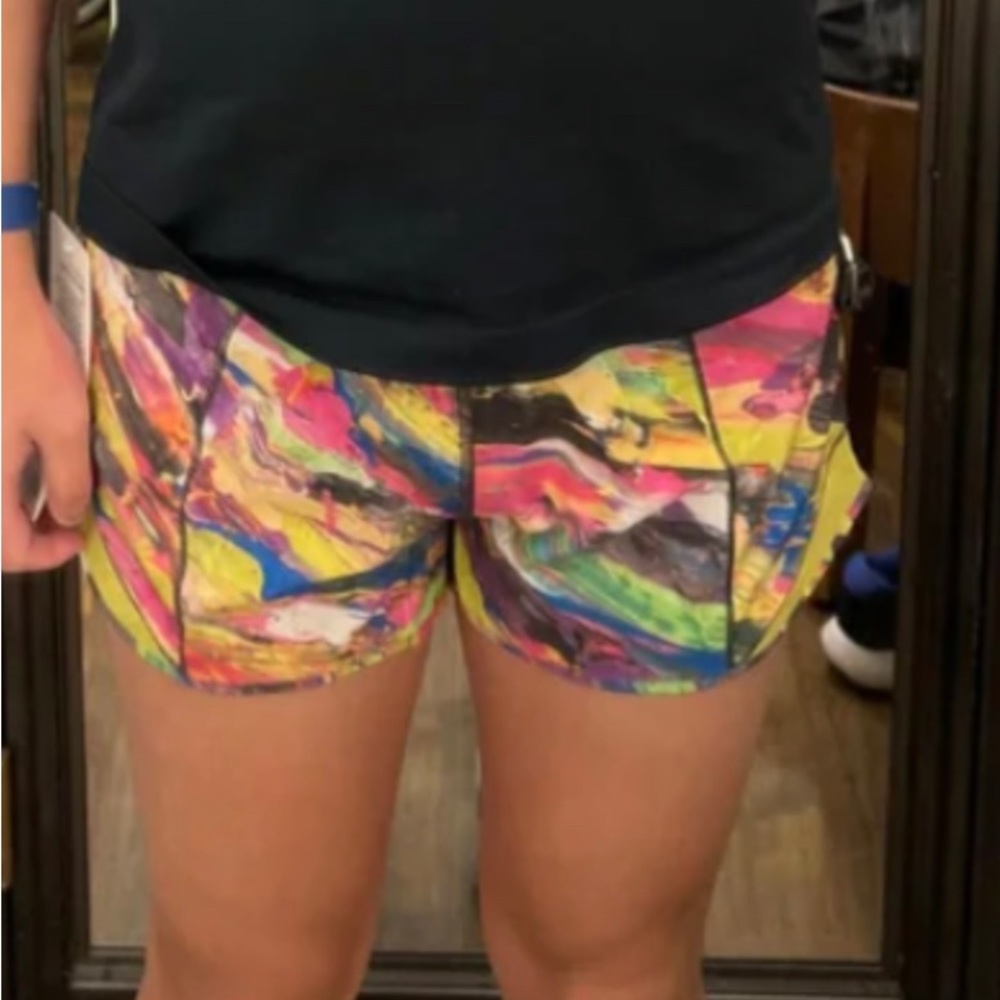 🔥LULULEMON HOTTY HOT SHORT 4”-CATALYST MULTI-8🔥 - Picture 2 of 15